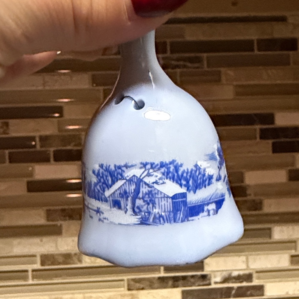 Currier & Ives Vintage 1970 “The Homestead in Winter” Porcelain Bell - Picture 7 of 7